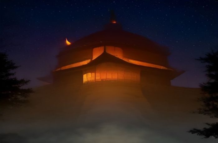 夜晚城市窗边一位观众独自坐在沙发上，膝盖上放着笔记本电脑，专注地观看深夜档电影