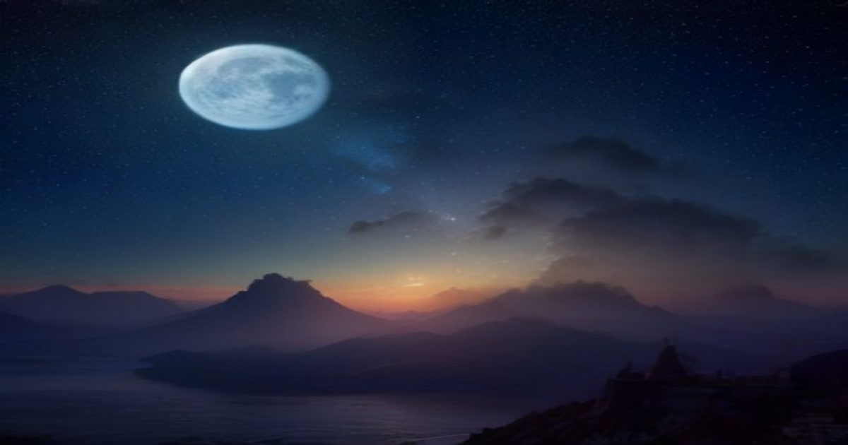 深夜台灯下一台笔记本电脑正在播放电影，屏幕泛着紫蓝色霓虹光晕，桌角放着一杯温热的茶，营造午夜观影的静谧氛围